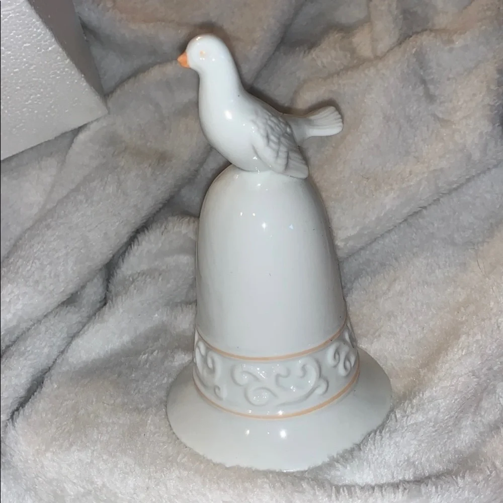 Avon Bell RareCollectible“The Tapestry Collection”